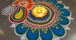 दिवाळीत मुलींना जास्त आकर्षण असतं ते रांगोळीचं. अशा वेळी तुम्ही स्वस्तिक, गणपती, मोर, देखावा, सरस्वती अशा वेगवेगळ्या प्रकारच्या रांगोळीच्या डिझाईन काढून तुमच्या घराला शोभा देऊ शकता.