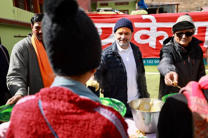 Teerth Purohit Acharya Santosh Trivedi reported that around 1,500 devotees were served food at the 'bhandara.' For lunch, Gandhi partook in 'tikkad' (thick chapatis) with salt prepared by seers, PTI reported. (Facebook/@RahulGandhi)