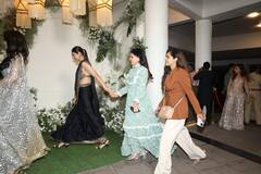 भरी महफिल में ये क्या पहनकर पहुंच गईं साक्षी धोनी... दीवाली पार्टी के लुक पर ट्रोल हो रही हैं कैप्टन कूल की बीवी