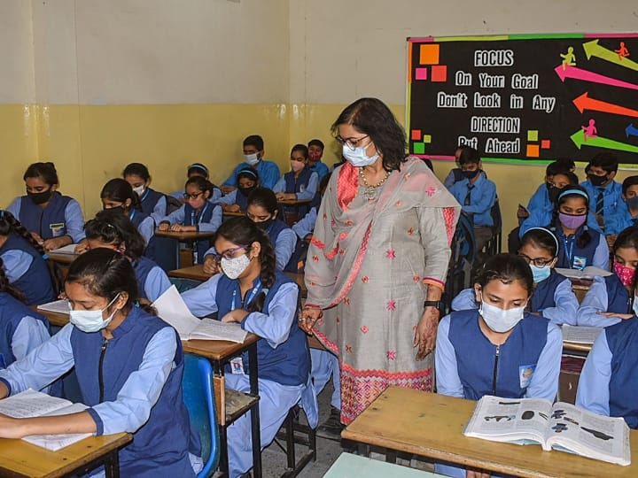 Delhi School Online Class: दिल्ली की वायु गुणवत्ता गंभीर हो गई है. ऐसे में पर्यावरण मंत्री गोपाल राय ने बताया कि दिल्ली में 10 नवंबर तक स्कूल की कई कक्षाओं की पढ़ाई ऑनलाइन होगी.