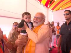 जब बच्चे को गोद मे लेकर खिलाने लगे पीएम मोदी, जानें कहां का है वायरल वीडियो