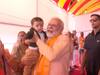 Watch: जब बच्चे को गोद मे लेकर खिलाने लगे पीएम मोदी, जानें कहां का है वायरल वीडियो
