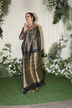 Diwali 2023: दिवाली पार्टी में बनारसी साड़ी पहन बन-ठनकर पहुंची थीं  Rekha, एवरग्रीन एक्ट्रेस ने लूट ली सारी लाइमलाइट, देखें तस्वीरें