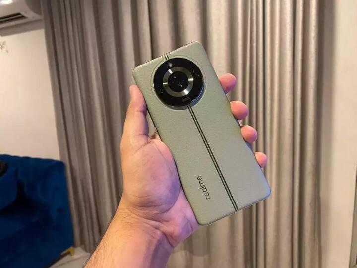 realme 11 Pro Plus: रियलमी 11 प्रो प्लस 5G स्मार्टफोन की कीमत 25,999 रुपए है. मोबाइल फोन के साथ 1,000 रुपये का डिस्काउंट एसबीआई के क्रेडिट कार्ड पर दिया जा रहा है. फोन में आपको 200MP का प्राइमरी कैमरा OIS सपोर्ट के साथ और 5000 एमएएच की बैटरी मिलती है. स्मार्टफोन मीडियाटेक डाइमेंसिटी 7050 प्रोसेसर पर काम करता है. इस फोन में कर्व्ड डिस्प्ले मिलती है जो स्मार्टफोन को प्रीमियम लुक देती है.