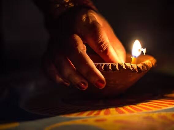 Happy Diwali 2023: દિવાળી એ રોશનીનો તહેવાર છે. ભગવાન રામના અયોધ્યા પરત ફરવા પર સમગ્ર દેશ આ દિવસે દિવાળી ઉજવે છે, પરંતુ શું તમે જાણો છો કે ભારતમાં જેટલો ધામધૂમથી દિવાળીનો તહેવાર ઉજવાય છે તેટલો અન્ય કોઇ દેશમાં પણ આ તહેવાર ઉજવાતો હશે, નહીં ને. પરંતુ સાચુ છે ભારત સિવાય પણ દુનિયામાં કેટલાક એવા દેશો છે જ્યાં દિવાળીને ધામધૂમપૂર્વક મનાવવામાં આવે છે, અને આ દેશો હિન્દુ રાષ્ટ્રો નથી. જાણો અહીં....