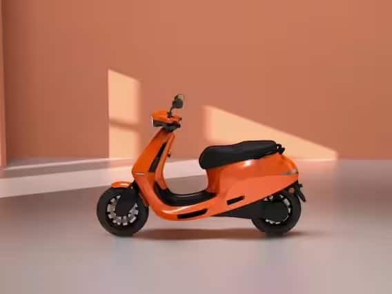 এই তালিকায় পরবর্তী নামটি হল Ather 450X ইলেকট্রিক স্কুটার, যা একবার চার্জে 146 কিলোমিটার পর্যন্ত রাইডিং রেঞ্জ দিতে সক্ষম। এই স্কুটার কিনতে আপনাকে 1.28 লক্ষ টাকা এক্স-শোরুম প্রাইস দিতে হবে।