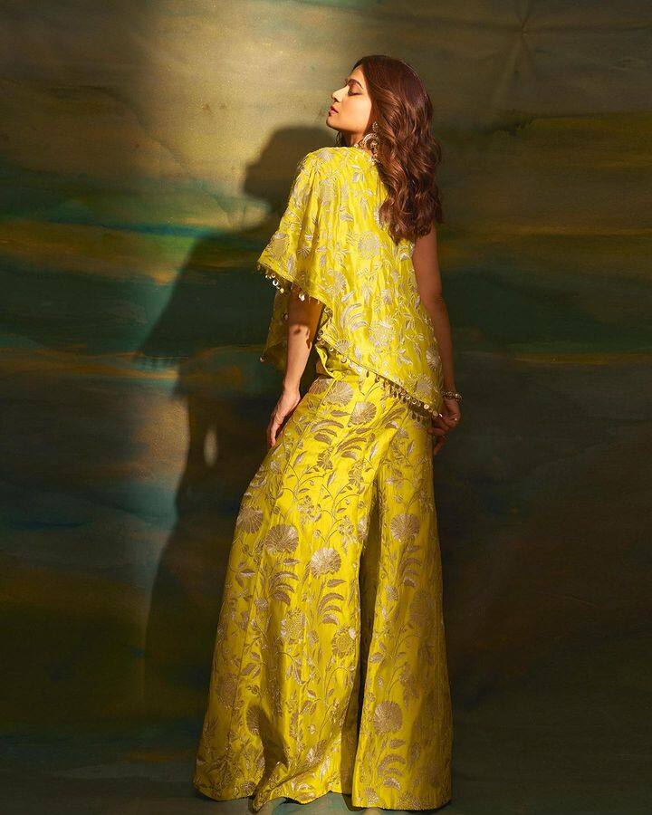 शमिताने नुकताच तिचा एक खास लूक शेअर केलाय ज्यात ती पिवळ्या रंगाच्या शरारा मध्ये दिसत आहे.