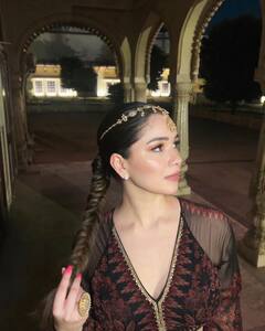 जुल्फें लहराते हुए Sara Tendulkar ने शेयर कीं इतनी खूबसूरत तस्वीरें, फैंस बोले-'हमारी भाभी कैसी हो...सारा भाभी जैसी है'