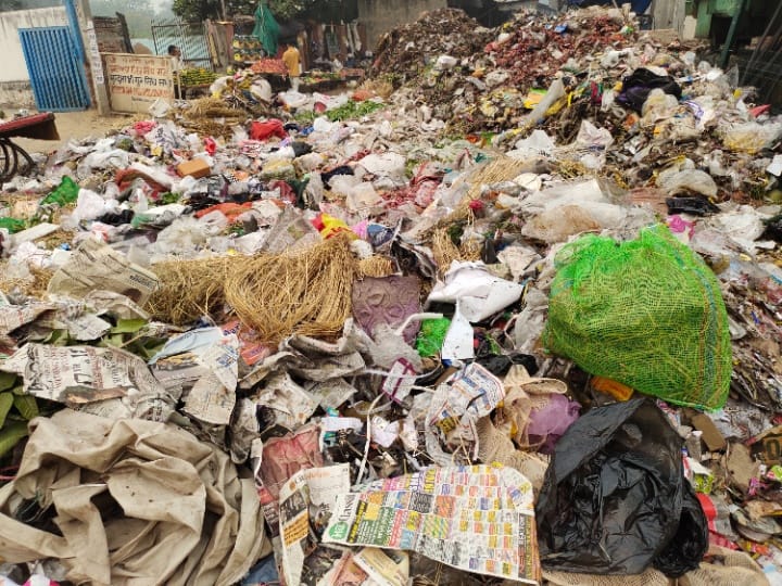 लंबे समय से सफाई कर्मचारियों की हड़ताल को देखते हुए नगर निगम गुरुग्राम ने शहर में अपने स्तर पर सफाई करवाना शुरू किया है. लेकिन, नए गुरुग्राम में तो सफाई हो रही है पुराना शहर गंदगी से अटा पड़ा है.