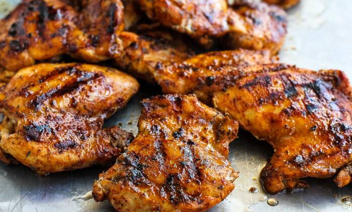 दिवाळीच्या रात्री घरी लक्ष्मीचं आगमन होतं. त्यामुळे दिवाळीच्या दिवशी चुकूनही घरी तामसिक पदार्थ बनवू नका किंवा खाऊ नका. या दिवशी मांसाहार पूर्णत: टाळा.