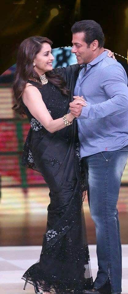 ਮਾਧੁਰੀ ਨੇ ਅੱਗੇ ਕਿਹਾ- ਜੇਕਰ ਤੁਸੀਂ ਸਕ੍ਰੀਨ 'ਤੇ ਸਲਮਾਨ ਨੂੰ ਮੇਰੇ ਪੈਰ ਛੂਹਦੇ ਹੋਏ ਦੇਖੋਗੇ ਤਾਂ ਥੀਏਟਰ 'ਚ ਇਹ ਬਹੁਤ ਅਜੀਬ ਲੱਗੇਗਾ। ਅਜਿਹਾ ਇਸ ਲਈ ਕਿਉਂਕਿ ਹਮ ਆਪਕੇ ਹੈ ਕੌਨ ਮੇਰੇ ਅਤੇ ਸਲਮਾਨ ਖਾਨ ਦੀ ਪ੍ਰੇਮ ਕਹਾਣੀ ਸੀ।