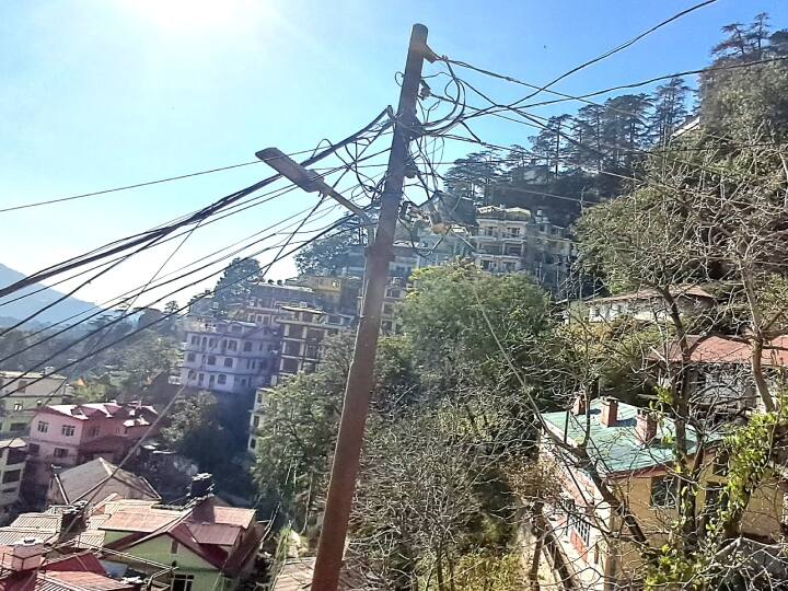 network of electric wires should be removed Shimla Mayor strict order to companies ANN Shimla: शहर में खंभों से लटकी बिजली के तारों को हटाने का शुरू करें काम, मेयर ने दिया अल्टीमेटम