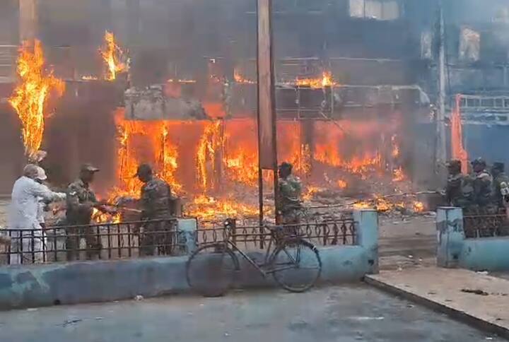 Surendranagar: A massive fire broke out in a market in Dhrangadhra town of Surendranagar district Surendranagar: સુરેન્દ્રનગરના ધ્રાંગધ્રામાં ત્રણ કલાકથી ભીષણ આગ, આગને કાબૂમાં લેવામાં આર્મીની મદદ લેવાઈ
