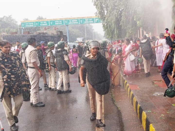 Anganwadi Sevika: पटना में आंगनबाड़ी सेविकाओं का विधानसभा घेराव, वाटर कैनन से छोड़ा गया पानी, तेजस्वी पर लगाया ये आरोप