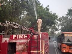 दिल्ली में लोगों को प्रदूषण से राहत दिलाने के लिए फायर फाइटरों ने संभाली कमान, पानी का कर रहे छिड़काव