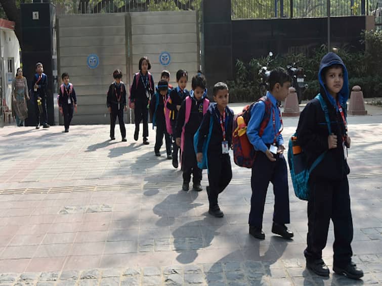 Delhi Pollution News: Noida Schools Asked To Go Online Up To Class 9 Till November 10 Delhi-NCR Pollution: Noida Schools Asked To Go Online Up To Class 9 Till November 10