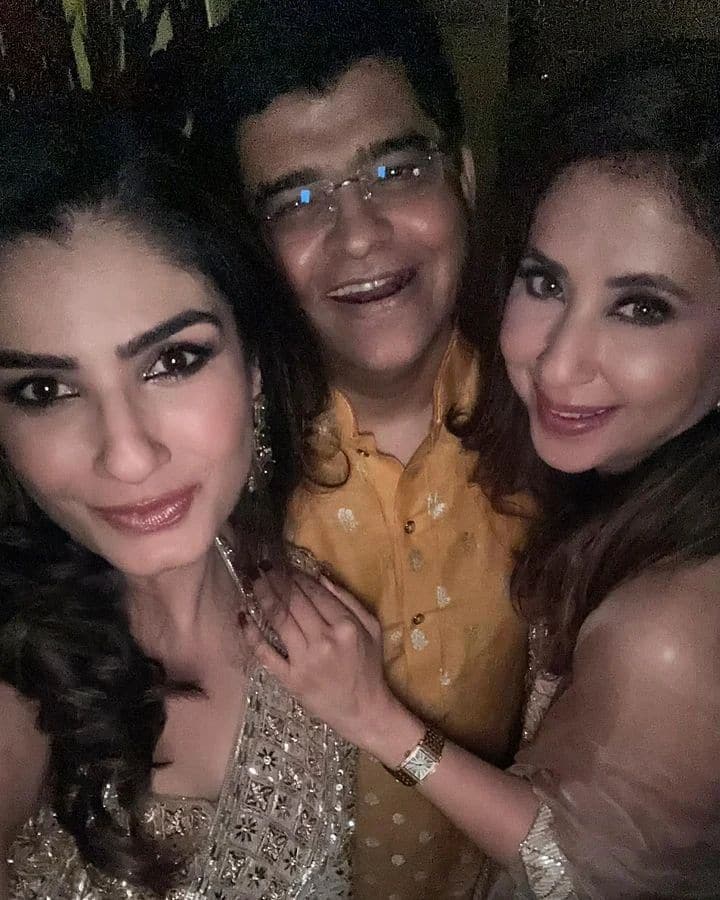 Raveena Tandon and Urmila Matondkar are all smile as they pose for a selfie.