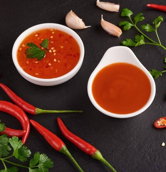 তবে প্রায় সব ধরনের সস সংরক্ষণের জন্য বিভিন্ন রাসায়নিক পদার্থ ব্যবহার করা হয়, যা শরীরের জন্য ক্ষতিকর। প্রচুর পরিমাণ শর্করা থাকায় ওজন বৃদ্ধি করে, রক্তে কোলেস্টেরলের পরিমাণ বাড়ায়। অতিরিক্ত ক্যালসিয়ামের জন্য কিডনিতে পাথর হতে পারে।