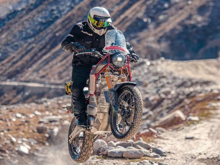 All being said, this bike does look like the new 452 Himalayan with the same LED light along with the large windscreen. This is a prototype and more testing will be done before we get an electric Royal Enfield. Hence, do not expect the future electric Royal Enfield to look like this or even the future Royal Enfield electric will be the Himalyan but it serves as a test bed for the electric components. No details have been shared regarding the launch date for this electric Royal Enfield. (Source: Somnath Chatterjee)
