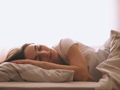 पर्सनैलिटी के बारे में बहुत कुछ बताती है आपके सोने की पॉजिशन! यहां जान लीजिए