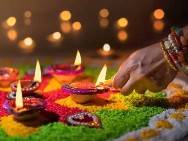 Diwali 2023:How many diyas should be lit on Dhanteras, Choti Diwali and Diwali Diwali 2023: ధంతేరస్, చోటి దీపావళి - దీపావళి రోజు వెలిగించే దీపాలకూ ఓ లెక్కుందా!