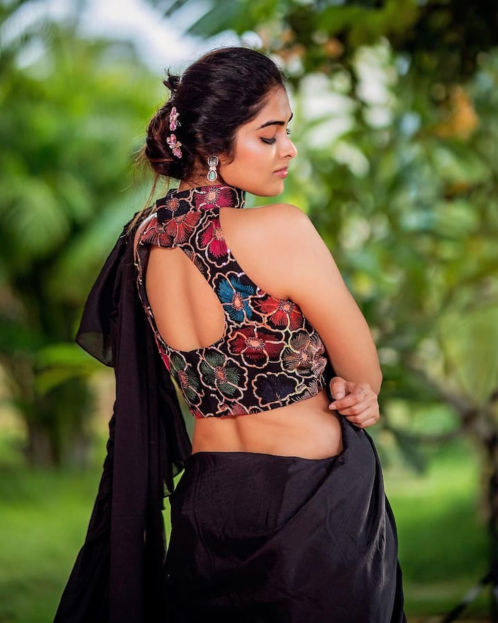 నలుపు చీరలో ఆకట్టుకునే అందాలతో దివి మరింతగా మెరిసిపోతోంది. (Image credit: Divi Vadthya/ Instagram)