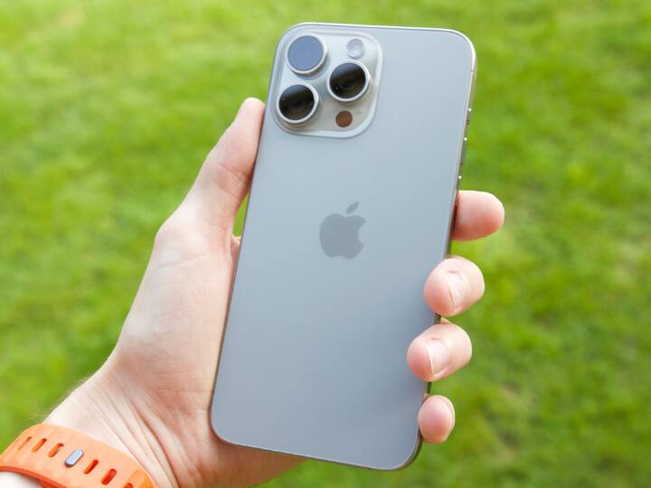 Apple iPhone 15: एप्पल ने सितंबर में iPhone 15 सीरीज को लॉन्च किया है. आप iPhone 15 को अपने खास जनों को गिफ्ट कर सकते हैं. इसकी कीमत 1 लाख रुपये से कम है और इसमें एंड्रॉयड की तरह यूएसबी टाइप सी चार्जर, 48MP का प्राइमरी कैमरा और A16 चिप मिलती है. iPhone 15 के 128GB स्टोरेज वाले बेस वेरिएंट की कीमत 79,900 रुपये है. बैंक ऑफर्स मिला कर ये करीब 75,000 रुपये में आपको मिल सकता है.