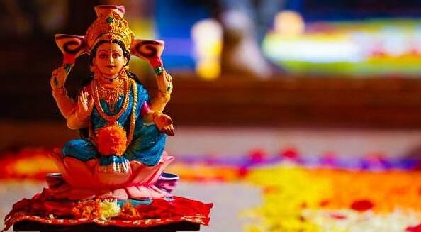 लक्ष्मी पूजनाच्या दिवशी देखील देवी लक्ष्मी नाराज होईल, असं काहीही करू नका. कारण या दिवशी घराभोवती लक्ष्मीचा वास असतो. या दिवशी लक्ष्मी आपल्या भक्तांना सुख-समृद्धीचा आशीर्वाद देते. या दिवशी देवी लक्ष्मीला नाराज करणं म्हणजे आपल्या जीवनात दारिद्र्य आणि दुःखाला आमंत्रण देणं आहे.