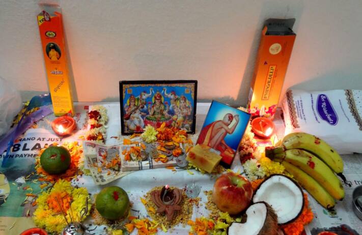 धनत्रयोदशीला धनदात्री देवी लक्ष्मी आणि आरोग्यदेवता धन्वंतरीची पूजा केली जाते.