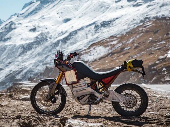 This Electric Himalayan concept motorcycle gets an in-house powertrain although details have not been revealed yet regarding the power on offer or the exact size of the battery or even the range. Royal Enfield has also worked with the overall packaging of the Himalayan which means this electric concept has an in-house designed battery box that serves as the main structure while having new materials like Organic Flax Fibre composite bodywork. (Source: Somnath Chatterjee)