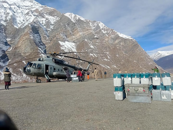 दरअसल ईवीएम के लिए बिजली की जरूरत नहीं होती है. इसे किसी भी रिमोट इलाके में आसानी से ले जा सकते हैं और ये बैटरी से चलती हैं.