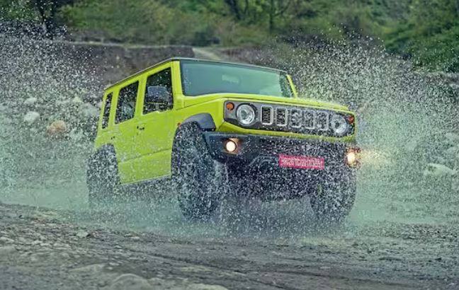 ਇਸ ਲਿਸਟ 'ਚ ਪਹਿਲਾ ਨਾਂ ਮਾਰੂਤੀ ਸੁਜ਼ੂਕੀ ਦੀ ਆਫ-ਰੋਡਰ SUV ਜਿਮਨੀ ਦਾ ਹੈ, ਜਿਸ 'ਤੇ ਕੰਪਨੀ 1 ਲੱਖ ਰੁਪਏ ਤੱਕ ਦਾ ਡਿਸਕਾਊਂਟ ਦੇ ਰਹੀ ਹੈ। ਇਹ SUV ਆਪਣੀ ਰੈਟਰੋ ਲੁੱਕ ਅਤੇ ਆਫ-ਰੋਡਿੰਗ ਸਮਰੱਥਾ ਦੇ ਕਾਰਨ ਘਰੇਲੂ ਬਾਜ਼ਾਰ 'ਚ ਕਾਫੀ ਮਸ਼ਹੂਰ ਹੈ।