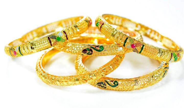 Gold Buying Tips: ભારતીય ઘરોમાં ધનતેરસ પર સોનું ખરીદવું ખૂબ જ શુભ માનવામાં આવે છે. ભારતીયો માત્ર આ પીળી ધાતુને ખૂબ જ પસંદ નથી કરતા પરંતુ તેને સુરક્ષિત રોકાણ પણ માને છે. ધનતેરસના શુભ અવસર પર, તેણીની પૂજા ઘરેણાં, સિક્કા અથવા સોનાની લગડીઓ ખરીદીને કરવામાં આવે છે. જરૂર પડ્યે બજારમાં સરળતાથી વેચી પણ શકાય છે. જો તમે પણ આ ધનતેરસમાં સોનું ખરીદવાનું નક્કી કર્યું છે, તો અહીં આપેલી ટિપ્સ તમારા માટે ખૂબ જ ઉપયોગી થશે.