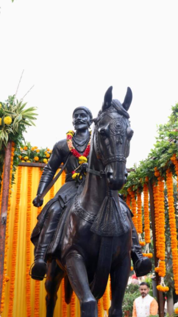 सैन्यांच्या छावणीत अश्वारूढ शिवराय....