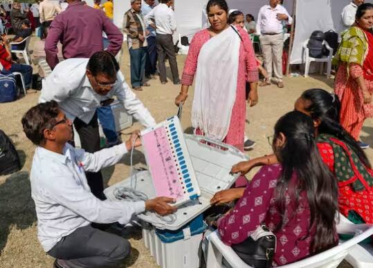 ਇਲੈਕਟ੍ਰਾਨਿਕ ਵੋਟਿੰਗ ਮਸ਼ੀਨ (EVM) ਦੀ ਵਰਤੋਂ ਭਾਰਤ ਵਿੱਚ ਹੋਣ ਵਾਲੀਆਂ ਸਾਰੀਆਂ ਪ੍ਰਮੁੱਖ ਚੋਣਾਂ ਵਿੱਚ ਵੋਟਾਂ ਪਾਉਣ ਲਈ ਕੀਤੀ ਜਾਂਦੀ ਹੈ।