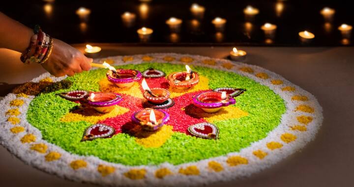 सर्व नियम पाळून देवीची मनोभावे पूजा केल्याने घरात सुख-समृद्धी नांदते.