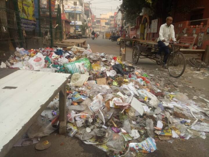 गुरुग्राम के प्रमुख सदर बाजार समेत स्कूल,कॉलेज, अस्पताल और मंदिर समेत अन्य सार्वजनिक स्थलों पर गंदगी का साम्राज्य बन गया है. लोग कह रहे हैं कि क्या इस बार दिवाली सड़ांध मारती गंदगी के बीच ही मनेगी.