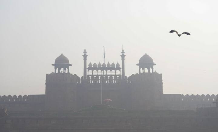 Delhi Pollution: দীপাবলির আগেই বিষিয়ে উঠল রাজধানীর বাতাস। দূষণের শ্বাস নেওয়াই দায়।