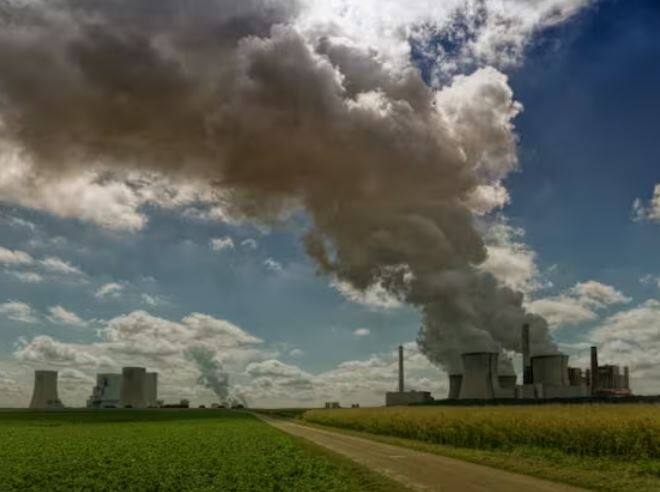 ਜਦੋਂ ਧੁੰਦ ਧੂੰਏਂ ਨਾਲ ਰਲ ਜਾਂਦੀ ਹੈ ਤਾਂ ਸਮੌਗ ਬਣ ਜਾਂਦਾ ਹੈ।  ਇਸ ਵਿੱਚ ਖਤਰਨਾਕ ਅਤੇ ਘਾਤਕ ਗੈਸਾਂ ਜਿਵੇਂ ਬੈਂਜੀਨ ਅਤੇ ਸਲਫਰ ਡਾਈਆਕਸਾਈਡ ਆਦਿ ਵੱਡੀ ਮਾਤਰਾ ਵਿੱਚ ਪਾਈਆਂ ਜਾਂਦੀਆਂ ਹਨ।