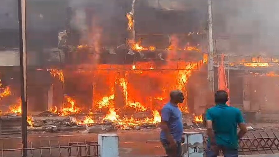 Surendranagar: સુરેન્દ્રનગરના ધ્રાંગધ્રામાં ત્રણ કલાકથી ભીષણ આગ, આગને કાબૂમાં લેવામાં આર્મીની મદદ લેવાઈ