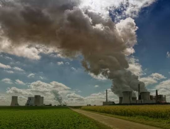 ਜਦੋਂ ਧੁੰਦ ਧੂੰਏਂ ਨਾਲ ਰਲ ਜਾਂਦੀ ਹੈ ਤਾਂ ਧੂੰਆਂ ਬਣ ਜਾਂਦਾ ਹੈ। ਧੂੰਆਂ ਧੁੰਦ ਅਤੇ ਧੂੰਏਂ ਦੇ ਸੁਮੇਲ ਨਾਲ ਬਣਦਾ ਹੈ। ਇਸ ਵਿੱਚ ਖਤਰਨਾਕ ਅਤੇ ਘਾਤਕ ਗੈਸਾਂ ਜਿਵੇਂ ਬੈਂਜੀਨ ਅਤੇ ਸਲਫਰ ਡਾਈਆਕਸਾਈਡ ਆਦਿ ਵੱਡੀ ਮਾਤਰਾ ਵਿੱਚ ਪਾਈਆਂ ਜਾਂਦੀਆਂ ਹਨ।