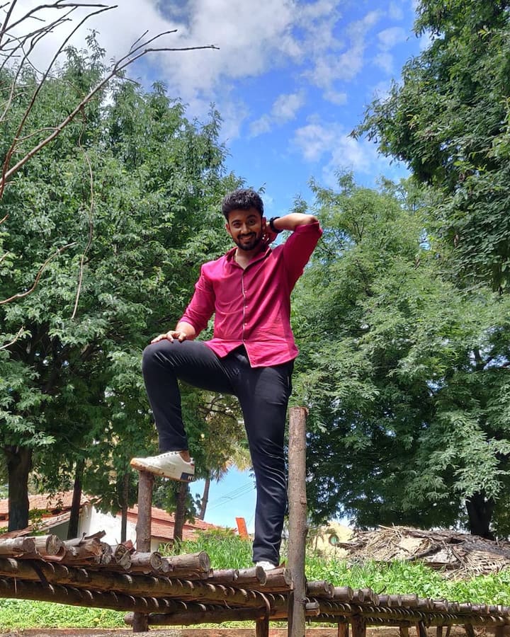 ఎన్నెన్నో జన్మల బంధం సీరియల్ లో యష్-వేదగా మెప్పించిన నిరంజన్-దెబ్ జానీ మోదక్ ఇప్పుడు సత్యభామ సీరియల్ లో నటిస్తున్నారు. ఈ సీరియల్ క్రిష్ పాత్రలో కనిపిస్తున్నాడు