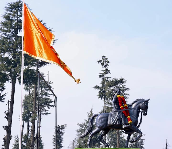 Chhatrapati Shivaji Maharaj Kupwara : जम्मू कश्मीरमधील (Jammu & Kashmir)  कुपवाड्यात (Kupwara) छत्रपती शिवाजी महाराजांच्या (Chhatrapati Shivaji Maharaj)   अश्वारुढ पुतळ्याचे अनावरण झाले.