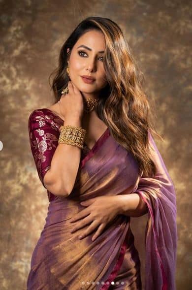 ਫੋਟੋਜ਼ 'ਚ ਹਿਨਾ ਖਾਨ ਖੁੱਲ੍ਹੇ ਲਾਈਟ ਕਰਲ ਹੇਅਰ ਲੁੱਕ 'ਚ ਪ੍ਰਸ਼ੰਸਕਾਂ ਦੇ ਦਿਲਾਂ ਦੀ ਧੜਕਣ ਵਧਾਉਂਦੀ ਨਜ਼ਰ ਆ ਰਹੀ ਸੀ।