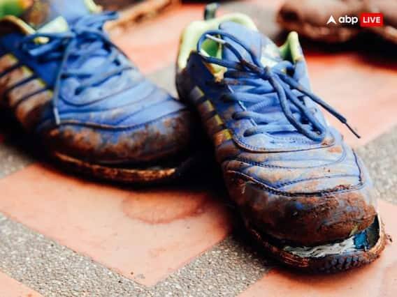 દિવાળી 12મી નવેમ્બર 2023ના રોજ છે. દિવાળીના થોડા દિવસો પહેલા ઘરોમાં સફાઈ શરૂ થઈ જાય છે. દેવી લક્ષ્મીને સ્વચ્છતા પસંદ છે, તેથી સફાઈ કરતી વખતે ઘરમાંથી જૂના, ફાટેલા ચંપલ, ચપ્પલ અને કપડાં કાઢી નાખો. ફાટેલી જૂની વસ્તુઓ ખરાબ નસીબ લાવે છે.