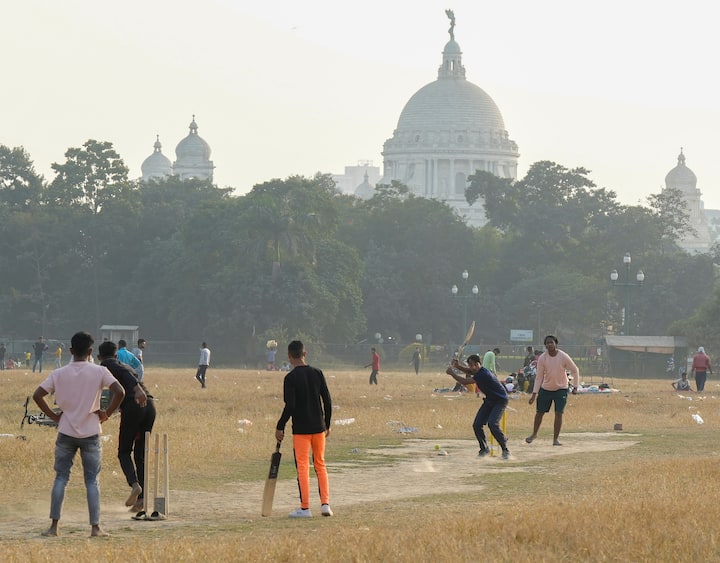 উত্তরবঙ্গের পার্বত্য এলাকা ছাড়া বাকি কোনও জেলাতে বৃষ্টির কোন সম্ভাবনা নেই আগামী কয়েক দিন। ক্রমশ শুকনো বাতাস জলীয় বাষ্প কমবে।
