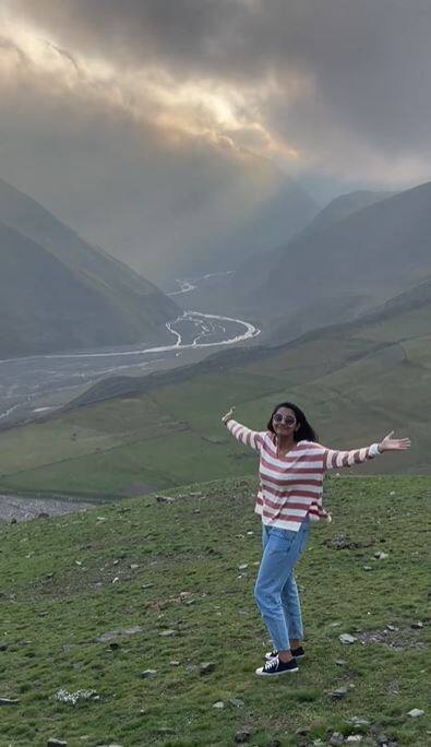 சீரியல்களில் நடித்துக்கொண்டிருக்கும் போது, பட வாய்ப்புகளும் இவருக்கு கிடைத்தது. மேயாத மானில் நடித்து தமிழ் சினிமாவில் அறிமுகமான இவர், பல படங்களில் பிசியாக நடித்து வருகிறார்.