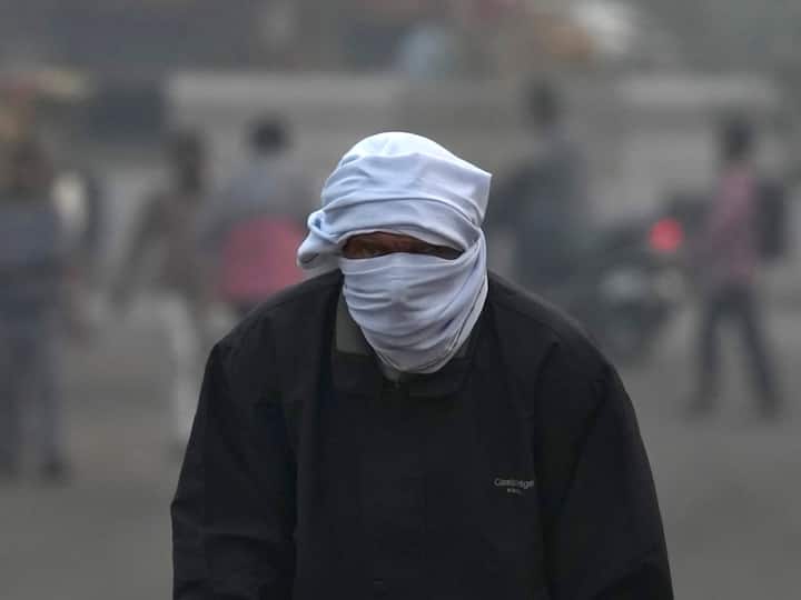 The air pollution has been choking the national capital as residents complaint of respiratory and eye problem owing to the pollutants in the air. Image Source: PTI