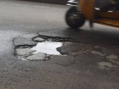 Trichy news After 2 days of rain in  the roads suddenly became potholed TNN திருச்சியில் 2 நாட்கள் பெய்த மழைக்கே தாக்குபிடிக்க முடியாமல் சாலைகளில் திடீர் பள்ளம்