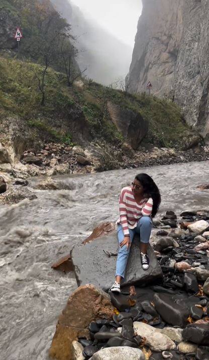 செய்தி வாசிப்பாளராக இருந்து சின்னத்திரையில் நுழைந்து கிடைத்த வாய்ப்பை பயன்படுத்திகொண்டவர் பிரியா பவானி ஷங்கர்.